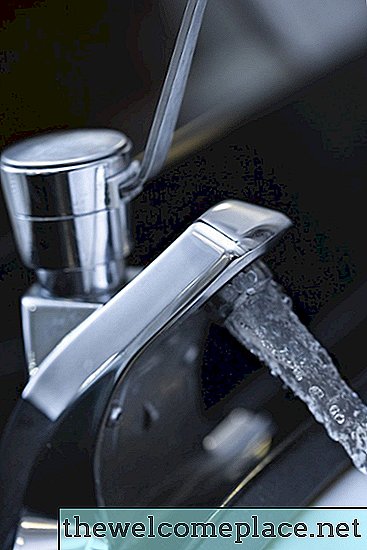 Che cosa causa uno squittio del rubinetto dell'acqua?