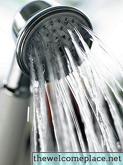 Hvad forårsager en fløjtende lyd, når jeg tænder for mit brusebad?