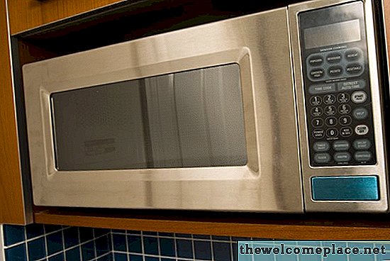 O que o degelo automático no microondas faz?