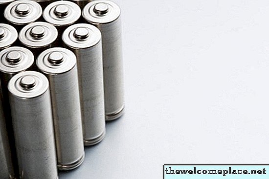 Что происходит, когда батареи протекают?