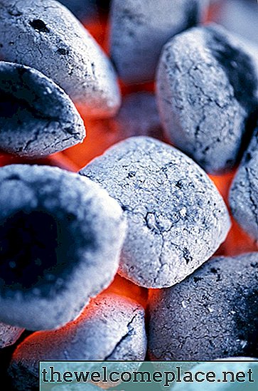 Wat is de beste manier om een ​​Coal Pit BBQ-brand te blussen?