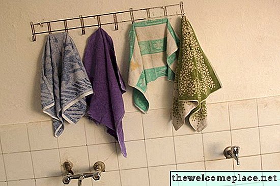 Was bewirkt, dass lackierte Badezimmerwände an einigen Stellen kalkig aussehen?