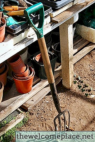 Kuo skiriasi kompostas ir vazoninis dirvožemis?