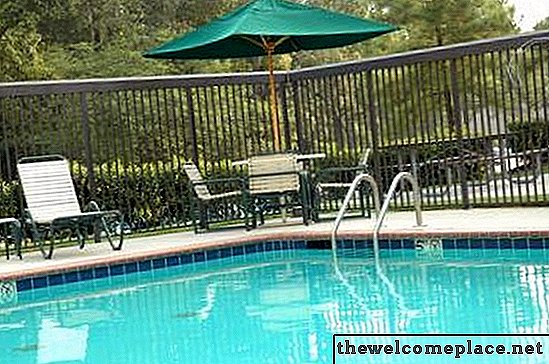¿Cuál es el requisito de altura de la cerca alrededor de una piscina?