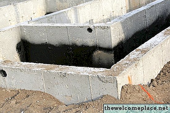 Qual é a espessura típica da parede de porão de concreto?