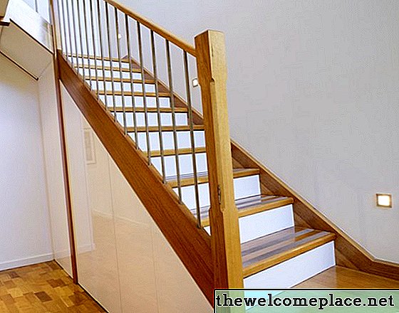 ¿Qué tipo de pintura utiliza en las escaleras interiores?