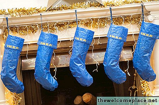 Que dira Ikea à propos de ces bas hilarants de sac bleu?