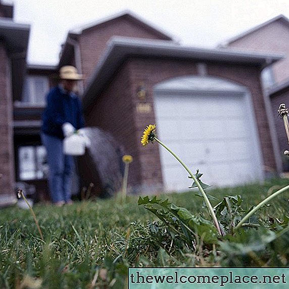 Qu'est-ce qui tuera les mauvaises herbes sans tuer l'herbe?