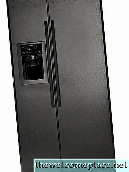 Når kan en kjøleskap plasseres i et nytt flisegulv?