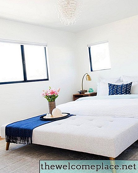 Jeśli chcesz stworzyć niedbale elegancką sypialnię, wybierz żyrandol (poważnie)