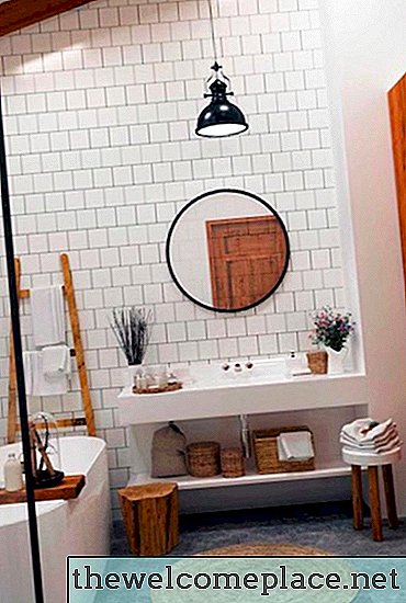 Balta ir mediena sukuria elegantišką „Homespun“ vonios kambarį
