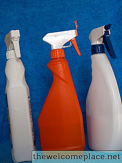 ¿Por qué se usan amoniaco y vinagre en el hogar como agentes de limpieza?