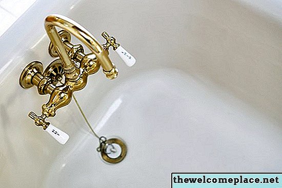 ทำไมแมลงคลานไปในอ่างอาบน้ำท่อระบายน้ำ?