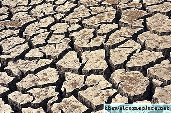 Por que a argila absorve mais água do que o solo superior?