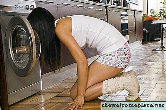 ¿Por qué mi secadora pone manchas de óxido en la ropa?