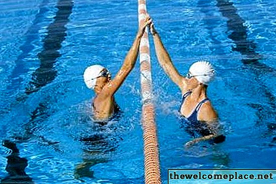 Por que meu choque na piscina está deixando a água da piscina verde?