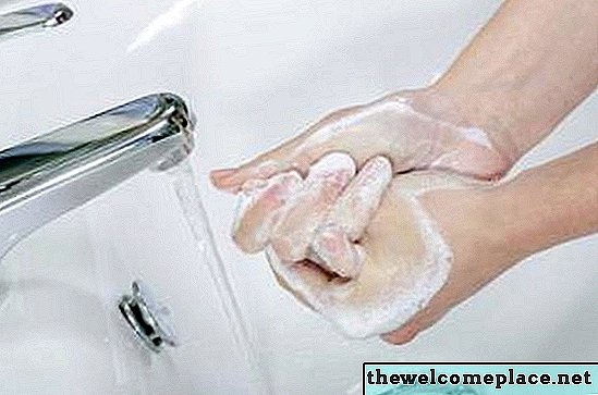 Mengapa Air Mengubah Wastafel Kamar Mandi Saya & Faucet Hijau?