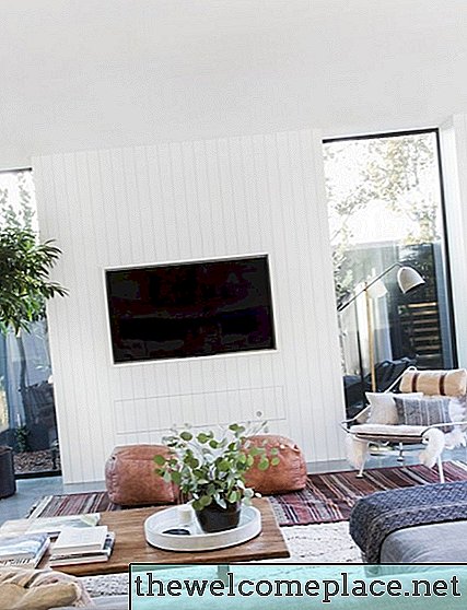 Sim, é possível incorporar uma TV em uma sala de estar elegante - aqui está a prova