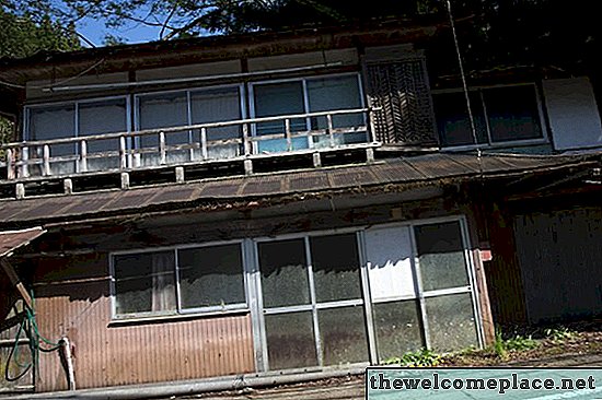 Sie können verlassene Häuser in der japanischen Landschaft für Schmutz billig bekommen