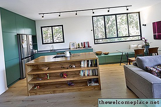 En ung kvinne i Israel renoverer leiligheten sin etter eget plan
